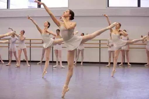 俏皮成人舞蹈独舞视频,俏皮成人舞蹈独舞风采展示